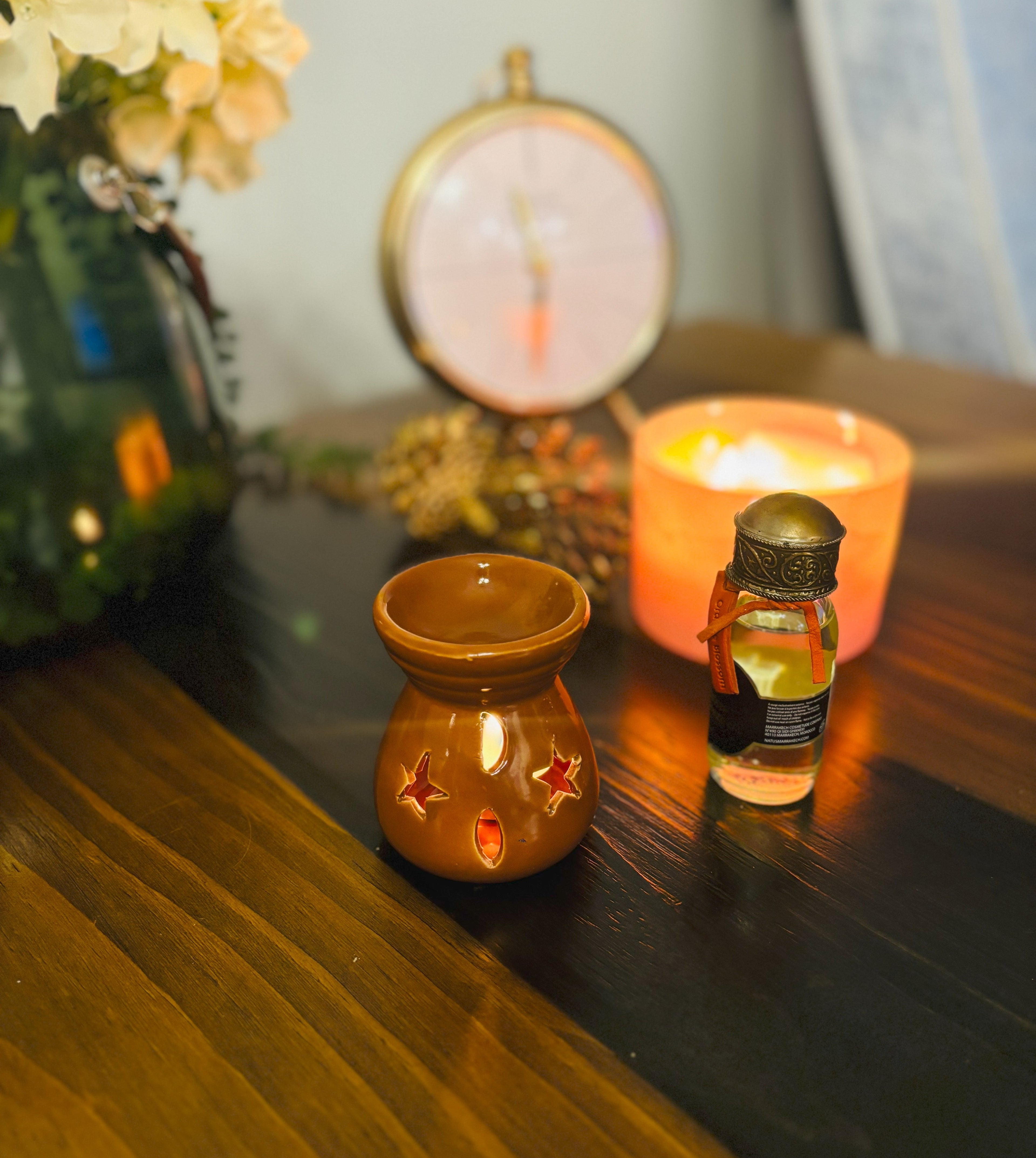 Atlas Maple Ember Glow Diffuser oil burner with a warm, amber-colored glass design and a ceramic base for aromatherapy.
