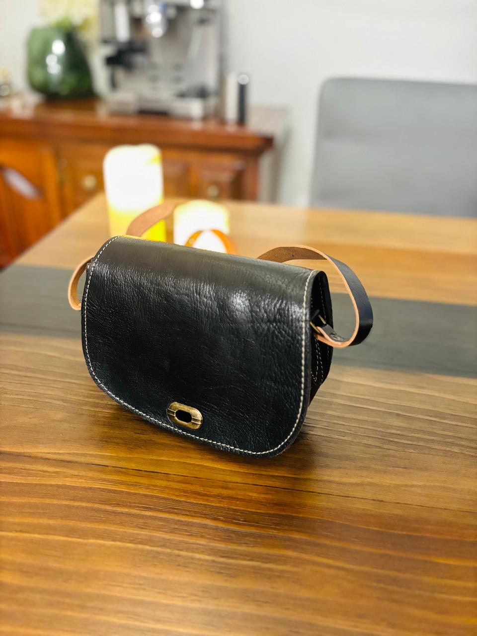 Atlas Maple Heritage Noir Crossbody bag in black leather with adjustable strap and compact design.