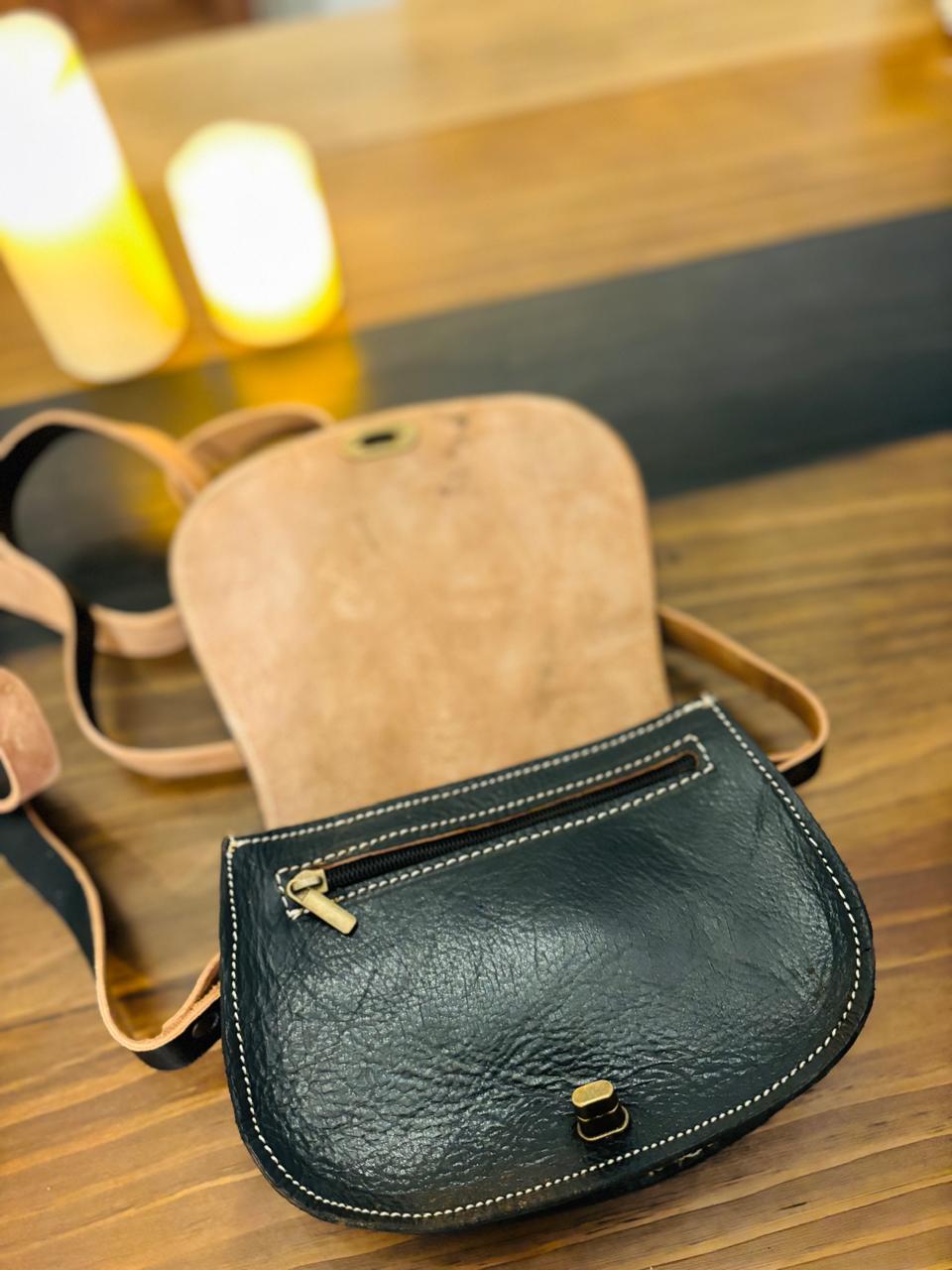 Atlas Maple Heritage Noir Crossbody bag with adjustable strap and sleek black leather finish.